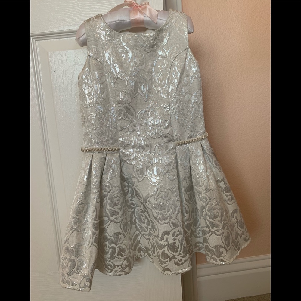 Girls white and silver metallic dress size 4
